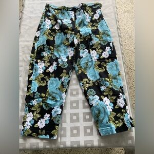 NWOT Bill Blass Floral Capris